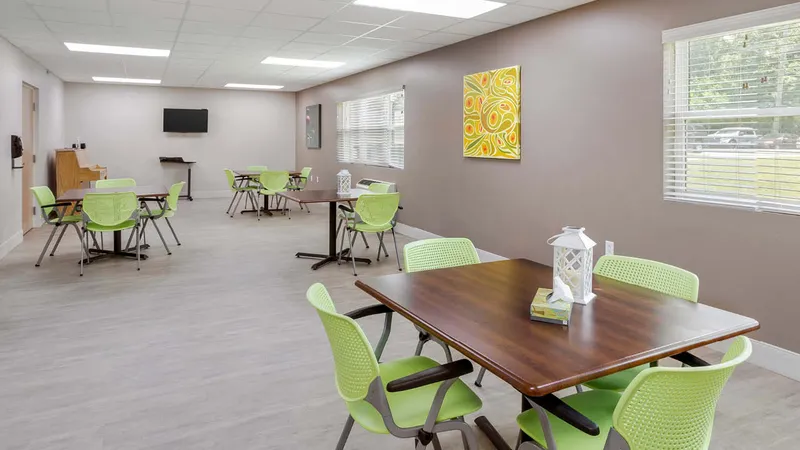 Holly Hill Nursing & Rehabilitation Center - senior living in Sulphur, Louisiana - photo 5
