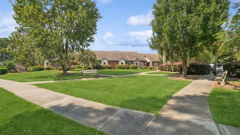 Savannah Square photo 7