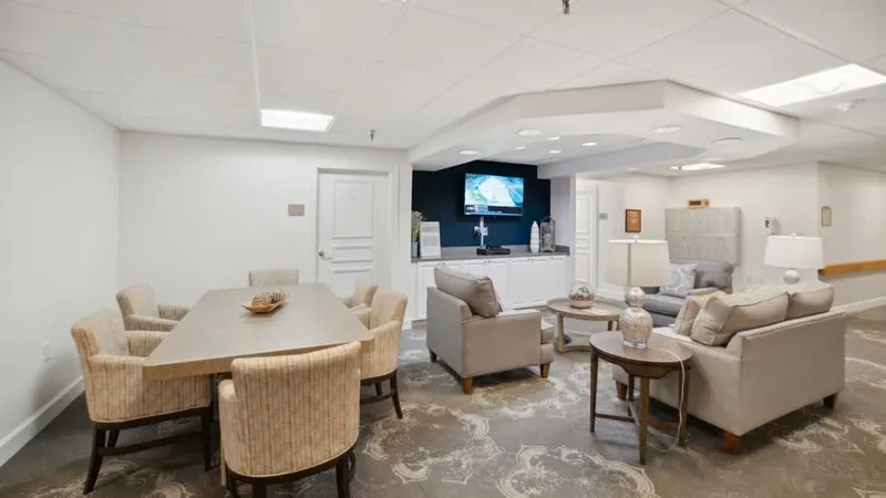 Savannah Square photo 8