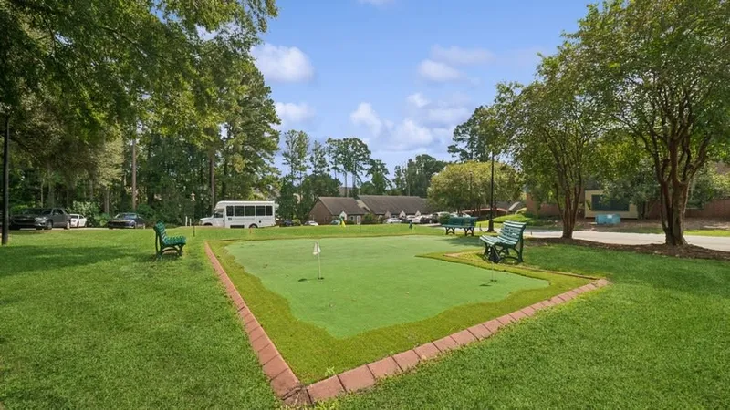 Savannah Square photo 9