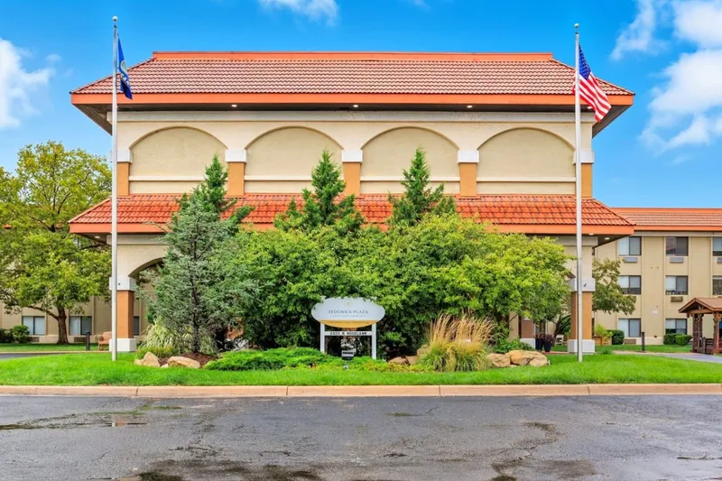 Sedgwick Plaza photo 3