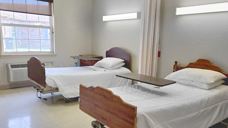 Strafford Rehabilitation & Health Care Center - senior living in Strafford, Missouri - photo 4
