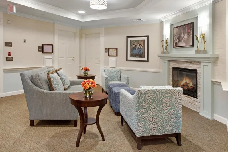 Sunrise on Connecticut Avenue - senior living in Washington, District of Columbia - photo 3