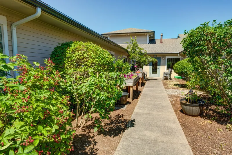 Timberwood Court Memory Care - senior living in Albany, Oregon - photo 10