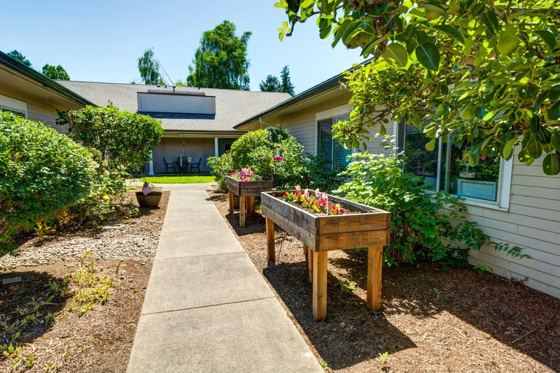 Timberwood Court Memory Care - senior living in Albany, Oregon - photo 11