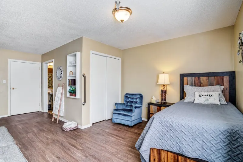 Winkler Court photo 9